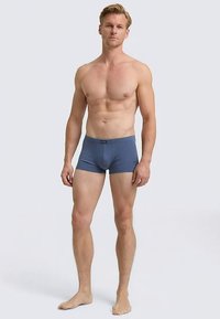 Chiloți bărbătești tip boxeri de culoare albastră, confecționați dintr-un material neted și elastic, cu o croială strâmtă și talie elastică cu detaliu logo.