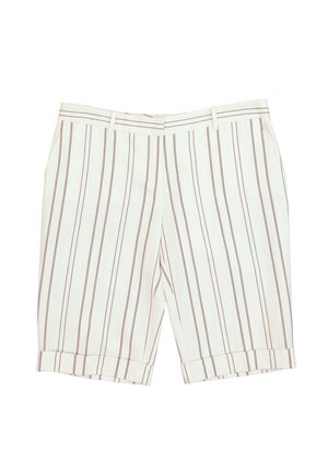 Witte korte broek met dunne verticale rode strepen, riemlussen, zijzakken en omgeslagen zoom, plat gelegd op een witte achtergrond.