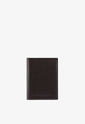 Portefeuille en cuir texturé brun foncé avec le nom de la marque subtilement embossé en bas à droite, plié et fermé sur fond blanc.