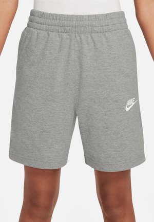 Grå Nike-shorts med elastisk linning båret af en person, med hvid Nike-logo på venstre ben.