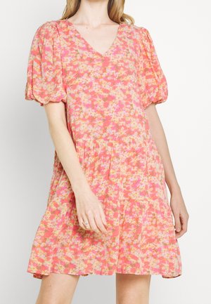 Robe fleurie dans des nuances de rose et d'orange avec des manches bouffantes, un décolleté en V, une jupe à volants et un tissu léger ornée de petits motifs de marguerites.