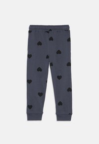 Dunkelgraue Kinderhose mit schwarzen Herzmustern, elastischem Bund und engen Beinbündchen auf einem weißen Hintergrund.