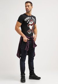 LOGOSHIRT LOONEY TUNES TROUBLE MAKER - Print T-shirt - black