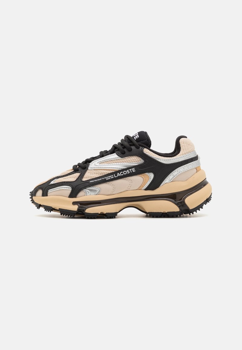 Baskets de sport beige et noir avec empiècements en mesh et synthétiques, semelle épaisse, lacets noirs et logo Lacoste sur le côté.