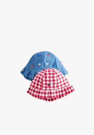 Dos gorros de niño, uno azul con fresas bordadas, flores y lazos, y el otro a cuadros rojos y blancos con bordados de fresas y flores.