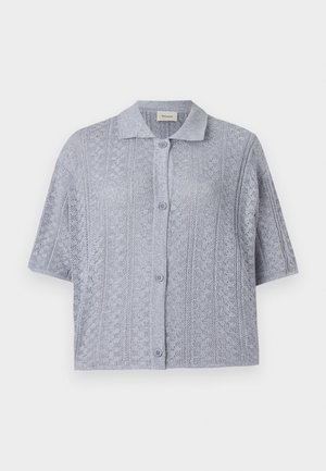 Himmelblauer, kurzärmeliger Cardigan aus gestricktem Stoff, mit kragenartigem Ausschnitt und Knopfverschluss, versehen mit einem strukturierten Spitzenmuster.