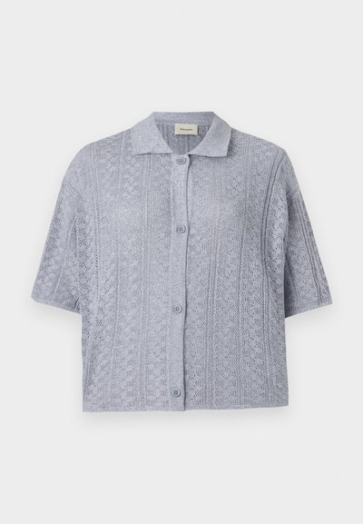 Cárdigan de manga corta en azul claro, hecho de tejido de punto, con un cuello de camisa y cierre de botones, decorado con un patrón de encaje texturizado.