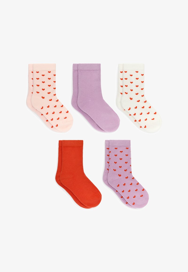 Cinq paires de chaussettes pour enfants en rose, violet, blanc, rouge et violet avec des motifs de cœurs rouges, disposées en deux rangées sur un fond blanc.
