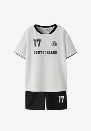 Hvid fodboldtrøje med sort krave, nummer 17, teksten "Deutschland", fodboldgrafik, kombineret med sorte shorts med nummer 17.