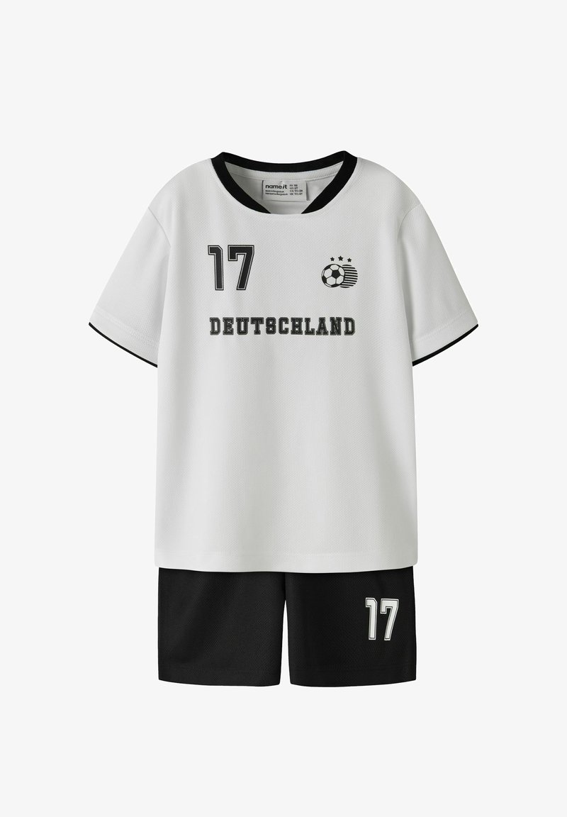 Maillot de football blanc avec col noir, numéro 17, texte « Deutschland », graphique de ballon de football, associé à un short noir portant le numéro 17.