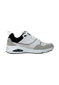Baskets de sport blanches et grises avec une tige en cuir lisse, des accents en maille, des détails perforés, des lacets et une semelle avec amorti.