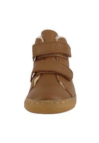 Brun læder høj-top sko med to justerbare Velcro-stropper, blød foring, syede sømme og en gummisål med et zigzag-mønster.