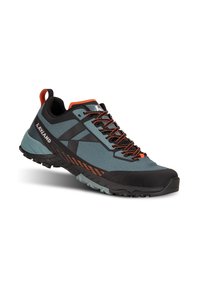 Scarpa da trekking da uomo in turchese scuro e nero, con accenti arancioni. Intersuola in rete, suola robusta e un tab per indossarla facilmente.