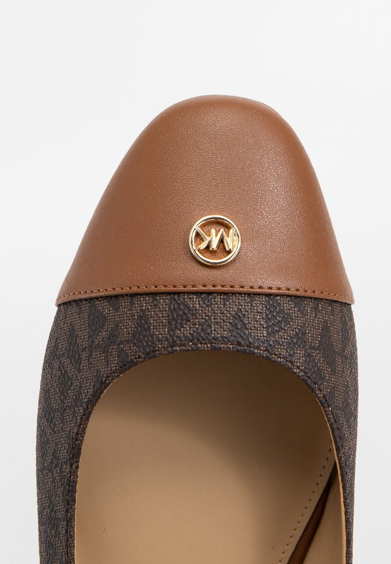 Décolleté marrone a fantasia con puntale in pelle liscia marrone, caratterizzato da un'emblema dorato sul davanti. Sides in tessuto texturizzato.