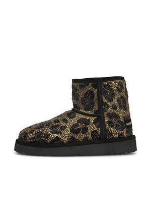 Botín corto negro adornado con strass de estampado de leopardo dorado y negro, con suela negra gruesa y etiqueta de la marca en el talón.