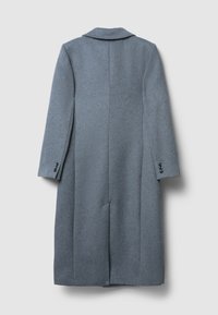 Cappotto grigio in lana con un design lungo e dritto, colletto a punte e polsini abbottonati. Presenta uno spacco posteriore e una finitura a trama liscia.