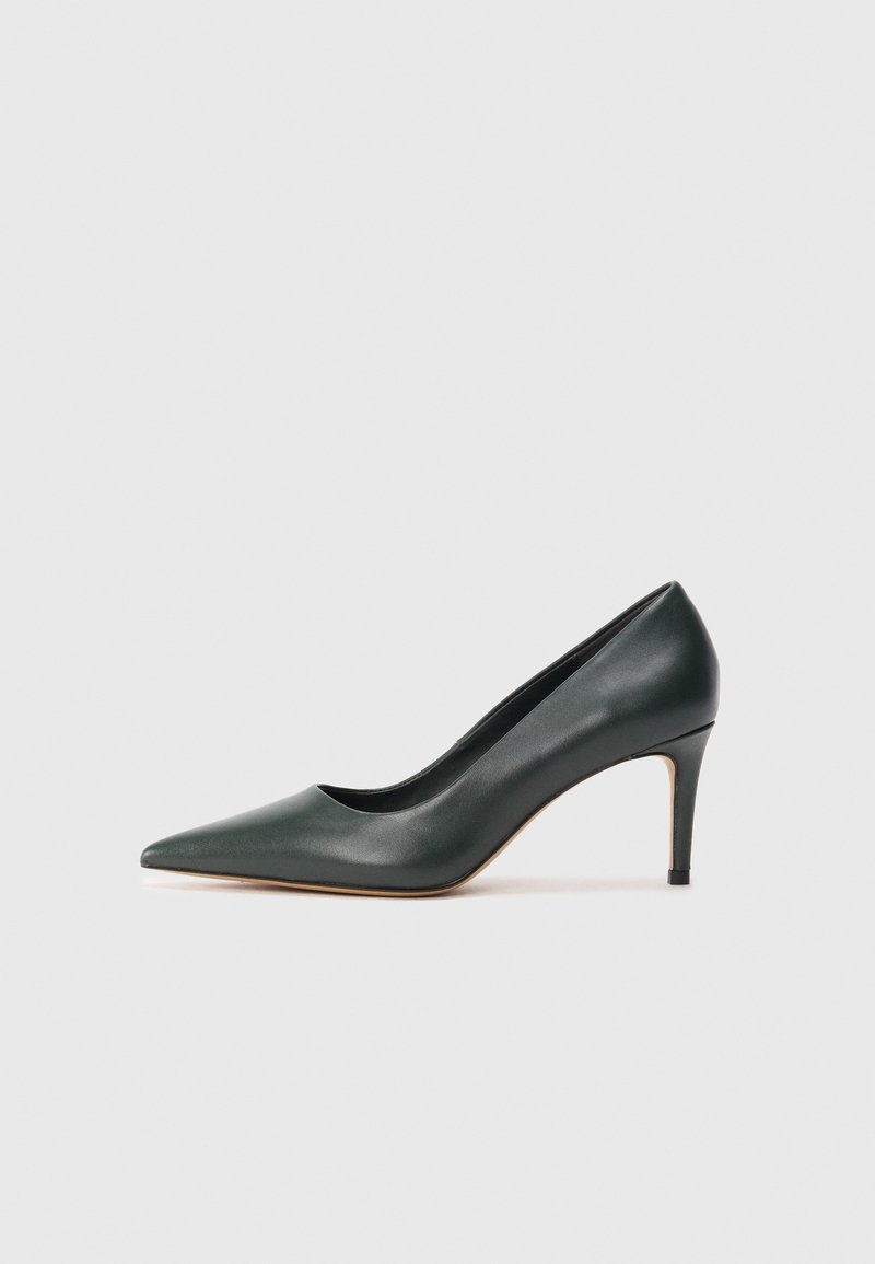 Décolleté in pelle verde con tacco alto, punta affusolata, texture liscia e tacco sottile. Il design presenta una silhouette classica e un branding discreto.