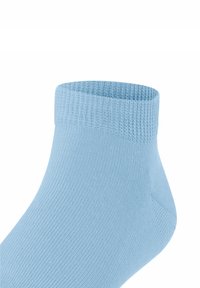 Jasnoniebieska skarpetka za kostkę, wykonana z miękkiego, prążkowanego materiału. Posiada zaokrąglony nos i elastyczny mankiet dla pewnego dopasowania. Gładka tekstura na całej powierzchni.