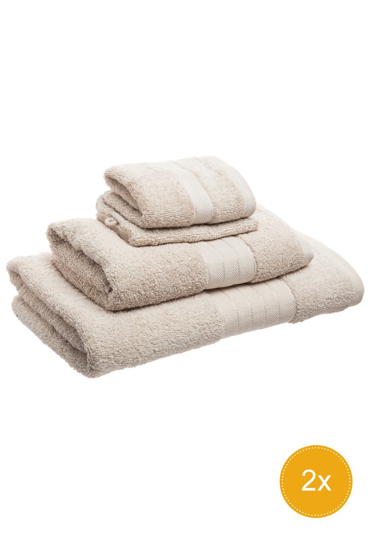 Set aus drei beigen Handtüchern aus weicher Baumwolle, mit strukturiertem Stoff und dekorativen Streifen. Beinhaltet ein großes, ein mittleres und ein kleines Handtuch.