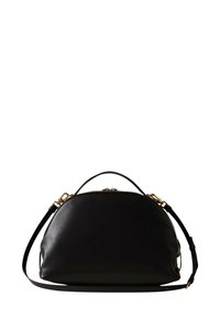 Borsa a mano in pelle nera con parte superiore arrotondata, manico corto e tracolla lunga removibile con fibbie color oro.