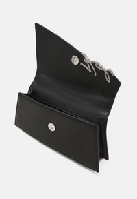 Czarna skórzana kopertówka o otwartym designie, z metalowymi elementami w kolorze srebra na górnej klapie oraz z zapięciem na magnes. Wnętrze ozdobione elegancką podszewką.