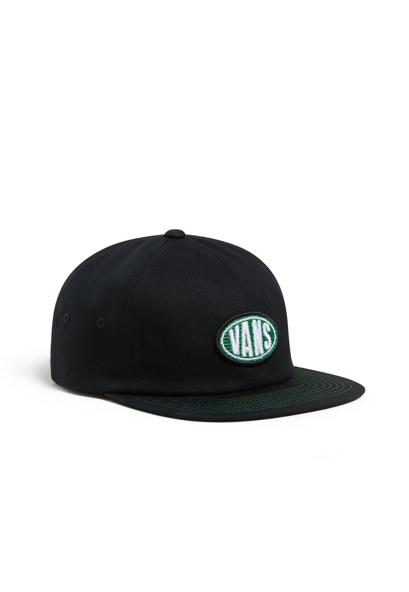 Svart keps med platt skärm, utrustad med en grön broderad oval lapp med "VANS"-text. Slät tygtextur, enkel design.