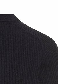 Dunkelblauer, gerippter Pulloverstoff mit strukturierter Oberfläche, ausgestattet mit einem runden Ausschnitt und einem strukturierten Schulterdesign.