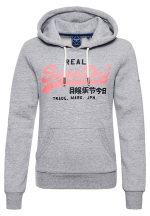 Sweat à capuche gris avec poche avant, cordons blancs et logo "Superdry" rose et noir avec des caractères japonais sur la poitrine.