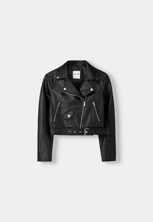 Schwarze Leder-Cropped-Bikerjacke mit silbernen Reißverschlüssen, diagonalen Taschenklappen und einem Gürtel in der Taille. Glatte Textur und spitzer Kragen.