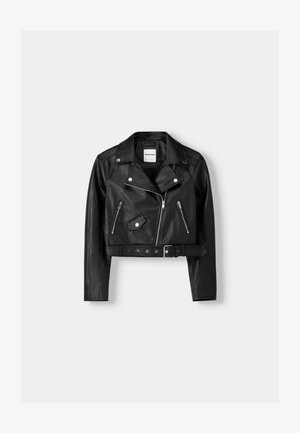 Črna usnjena skrajšana moto jakna z izbočenimi srebrnimi zadrgami, diagonalnimi žepnimi poklopci in pasom v pasu. Gladek material in ostri ovratnik.