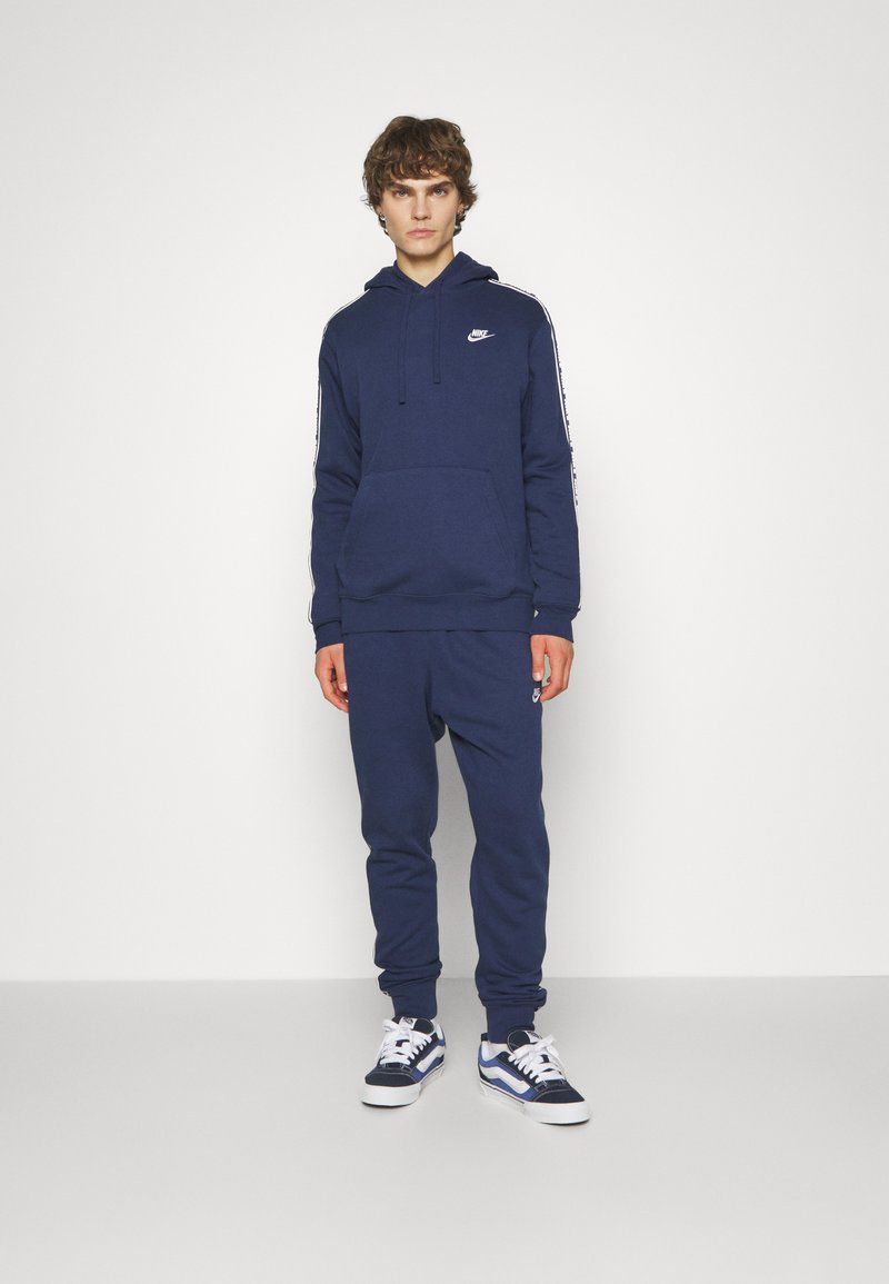Nike Sportswear CLUB FLEECE - Trainingspak - midnight navy/white/donkerblauw