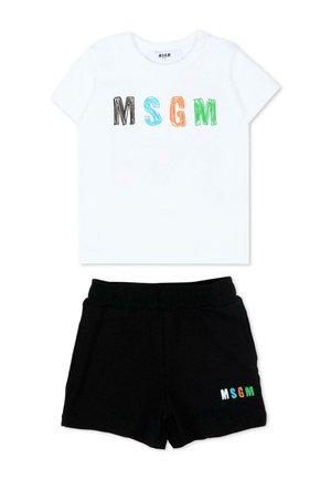 T-shirt bianca a maniche corte con lettere colorate MSGM abbinata a pantaloncini neri con un piccolo logo MSGM sulla gamba sinistra.