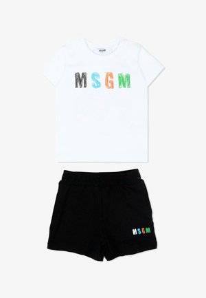 T-shirt bianca a maniche corte con lettere colorate MSGM abbinata a pantaloncini neri con un piccolo logo MSGM sulla gamba sinistra.