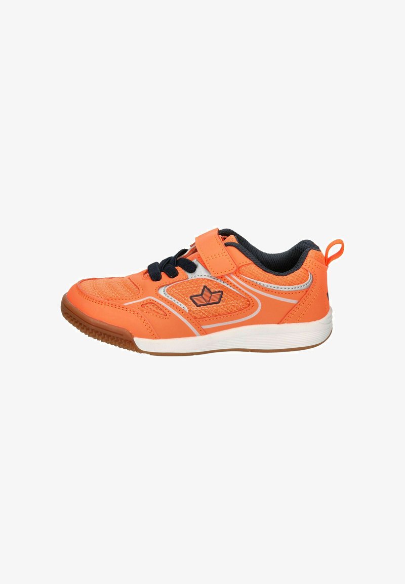 Orangener Sportschuh mit strukturiertem Obermaterial, schwarzen Akzenten, Klettverschluss und Gummisohle. Mit einem Logo an der Seite.