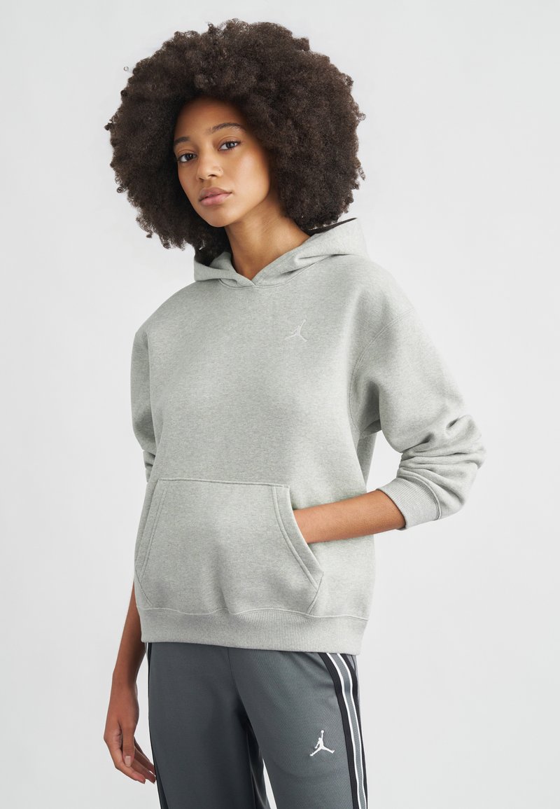 Hall halli kapuutsiga dressipluus kängurutasku ja nööriga kapuutsiga, valge logoga rinnal. Sobitatud hallide triibuliste pükstega.