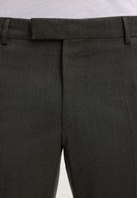 Dunkelgrüne, maßgeschneiderte Hose mit glatter Textur, flachem Frontschnitt, Gürtelschlaufen und einer Mittelnaht, aus leichtem Stoff gefertigt.