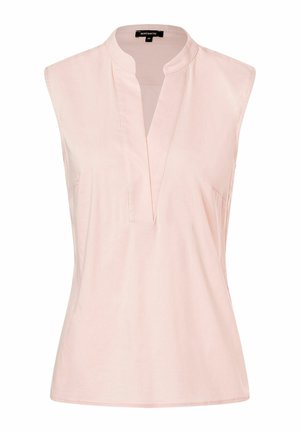 Lys pink udenærmet bluse med ståkrave, der har en V-udskæring og sidelommer, lavet af et glat, blødt materiale.