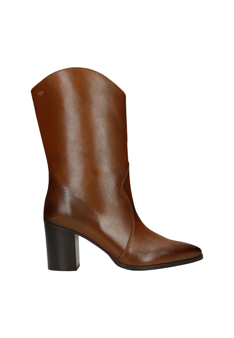 Stivaletto in pelle marrone con punta appuntita, tacco a blocco moderato e linea superiore curva con delicate cuciture decorative.