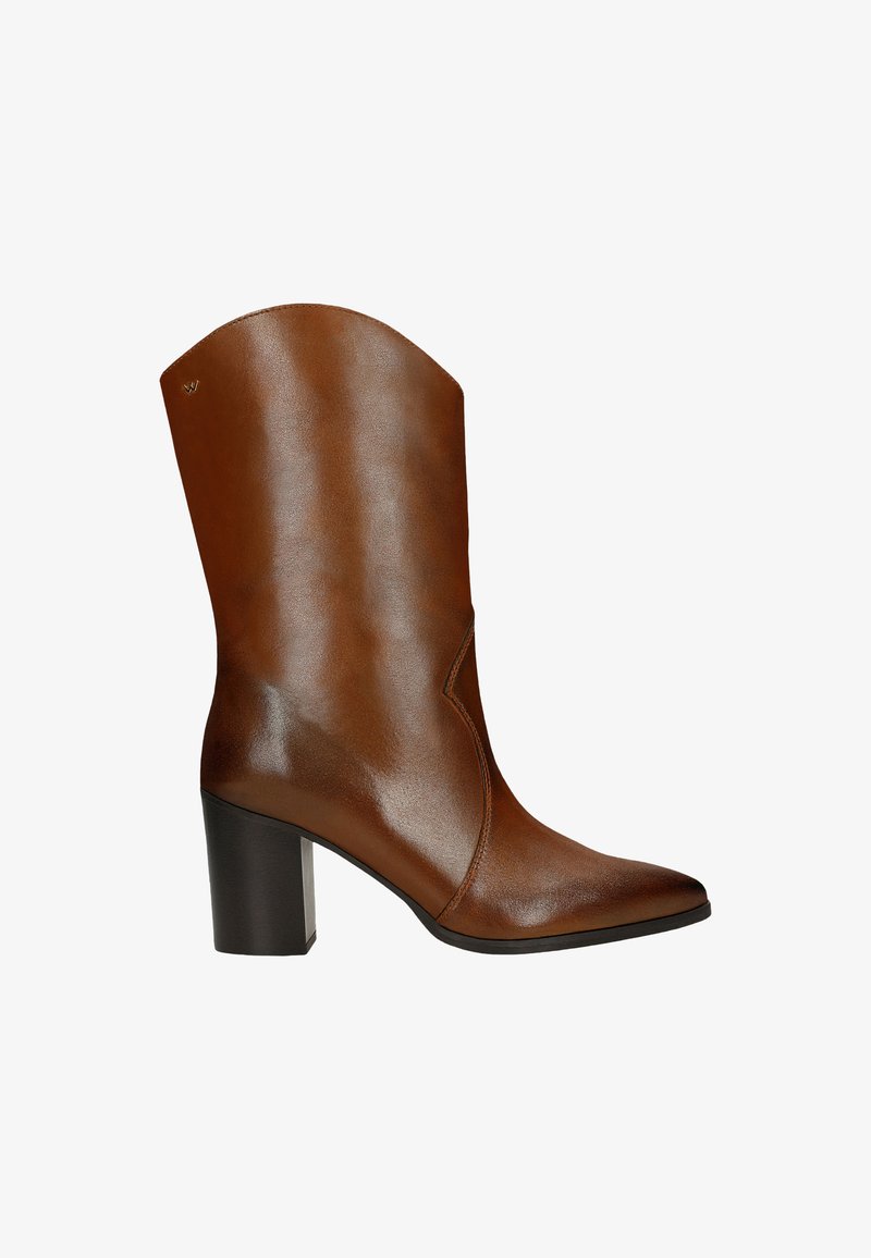 Stivaletto in pelle marrone con punta appuntita, tacco a blocco moderato e linea superiore curva con delicate cuciture decorative.