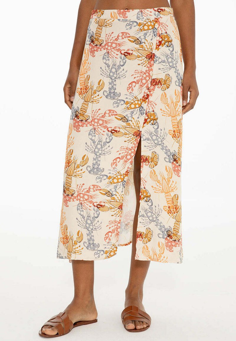 Béžová sukně s tiskem humra v oranžové, červené a šedé barvě. Má boční rozparek a lehký materiál pro pohodlí. Kombinována s hnědými sandály.
