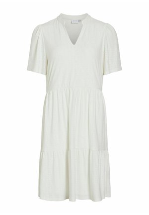 Robe blanche à manches courtes avec encolure en V, taille froncée, jupe à volants et motif discret en œillets sur tout le tissu.