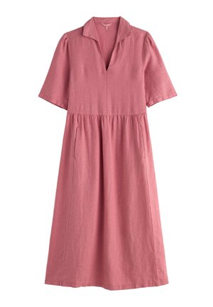 Roze-koraalkleurige jurk tot op de knie met korte mouwen, een V-hals, een gerimpelde taille en zijzakken.