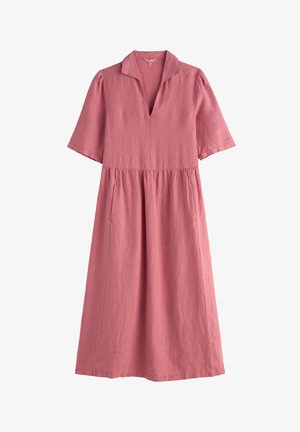 Roze-koraalkleurige jurk tot op de knie met korte mouwen, een V-hals, een gerimpelde taille en zijzakken.