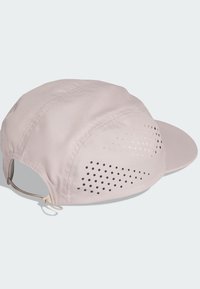 Casquette beige clair avec une visière incurvée, des trous en mesh respirant sur les côtés et une sangle réglable à l'arrière. Texture de tissu lisse.