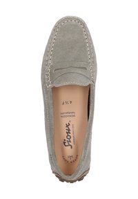 Grauer Wildleder-Mokassinschuh mit dekorativer Stickerei, flacher Sohle und gepolstertem Fußbett. Merkmale sind dezentes Branding und ein abgerundetes Design der Schuhspitze.