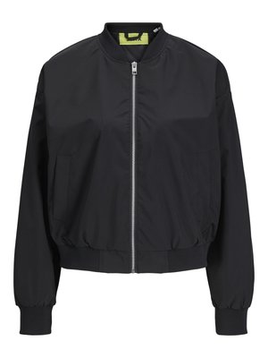 Černá bomber bunda se zipem vpředu, žebrovanými manžetami a pasem. Obsahuje boční kapsy a kontrastní vnitřní štítek. Hladká textilie.