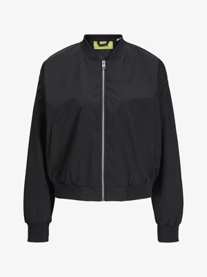 Zwarte bomberjack met een ritssluiting aan de voorkant, ribbel cuffs en een ribbel tailleband. Beschikt over zijzakken en een contrasterend binnenlabel. Soepele stofstructuur.