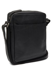 Borsa a tracolla in pelle nera con superficie liscia, forma rettangolare, chiusura con zip e tracolla regolabile. Include una tasca frontale.