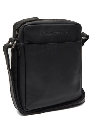 Sac messager en cuir noir avec une surface lisse, de forme rectangulaire, fermeture éclair et bandoulière ajustable. Il dispose d'une poche avant.