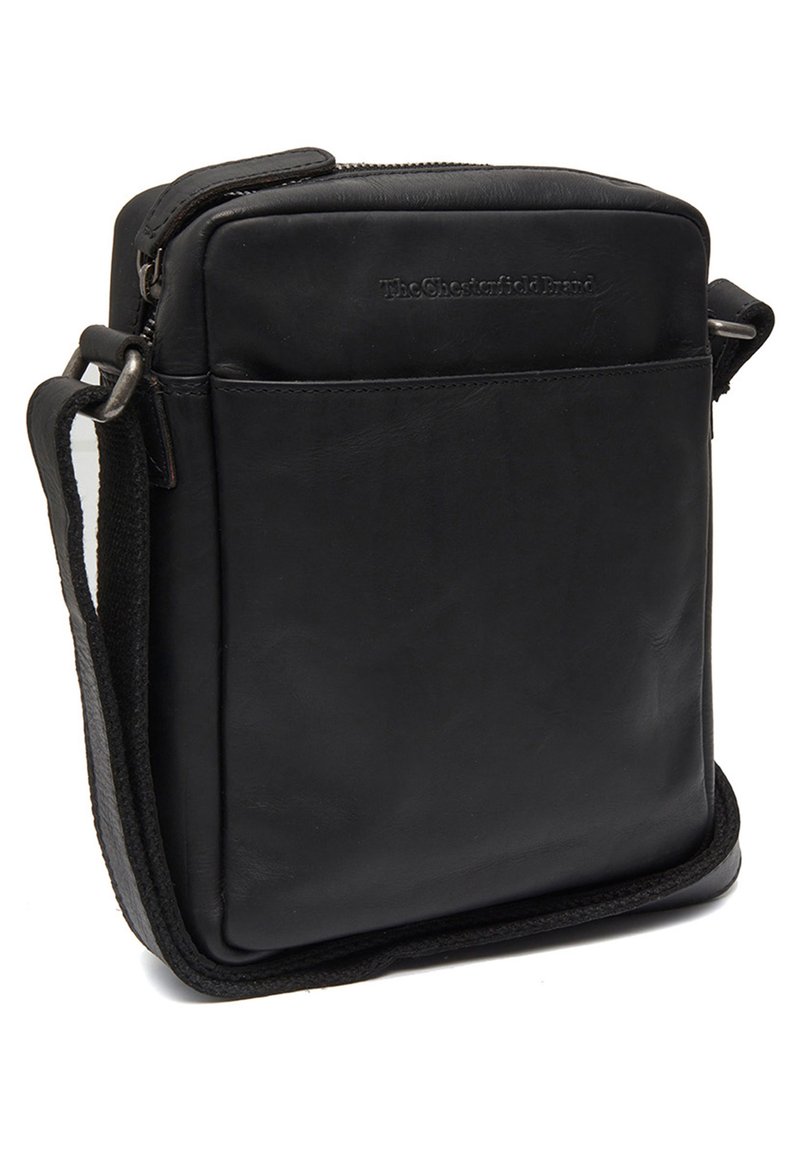 Borsa a tracolla in pelle nera con superficie liscia, forma rettangolare, chiusura con zip e tracolla regolabile. Include una tasca frontale.
